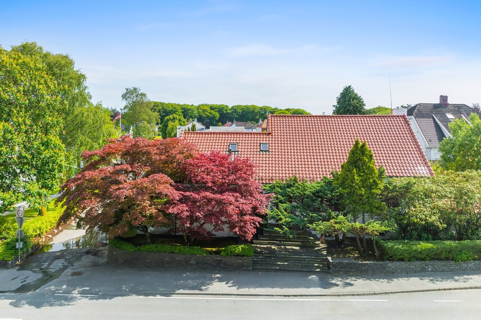Eiendommen sett fra gaten Galleribilde