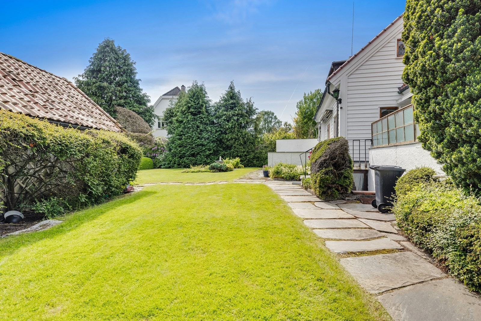 Gangsti langs siden av huset som leder mot baksiden av eiendommen. Galleribilde