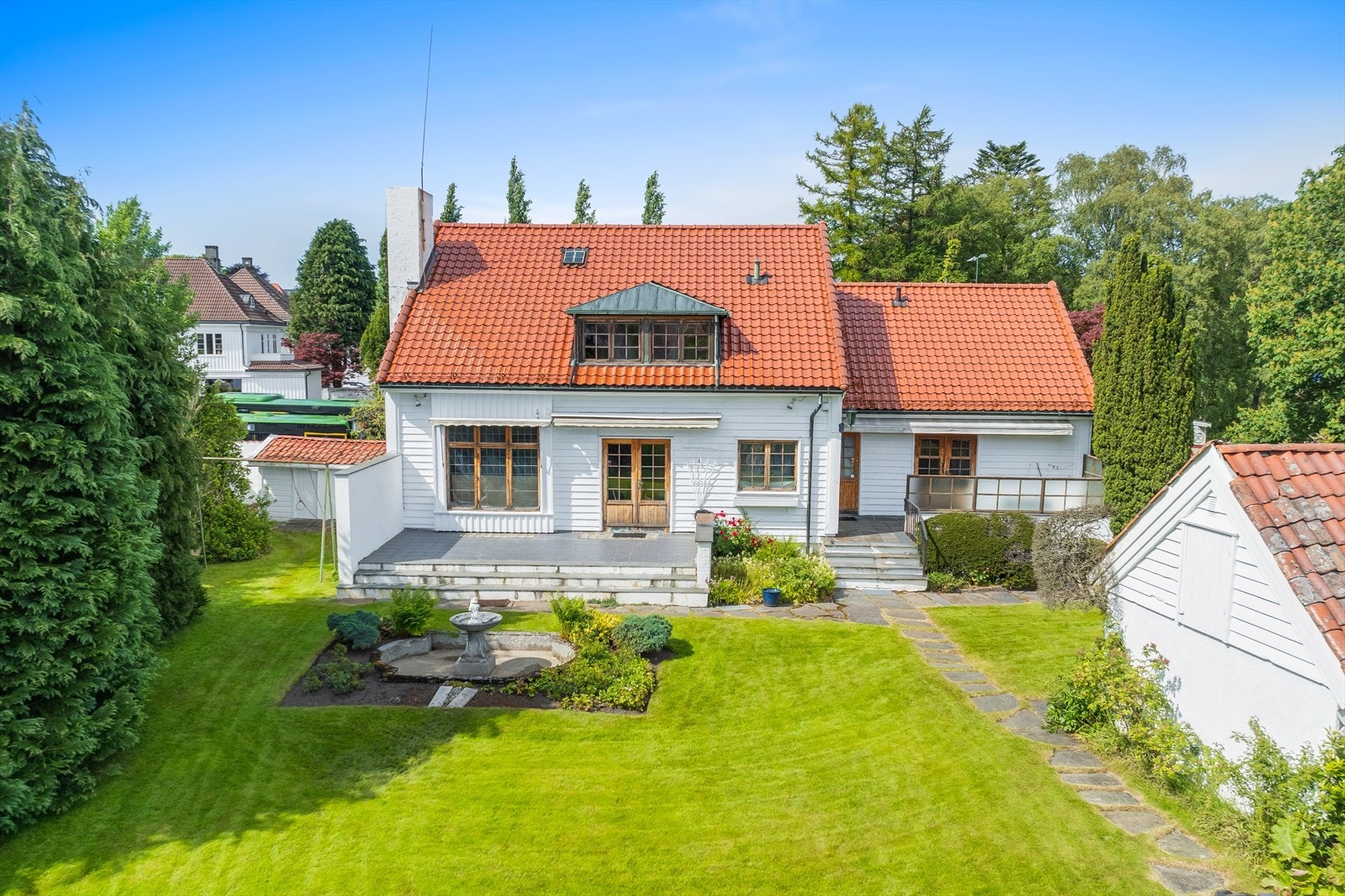 Du har kanskje lagt merke til den stramme fasaden og ikke visst hva som skjuler seg bak? Velkommen til Madlaveien 74, en klassisk arkitekttegnet enebolig fra 1950 på Eiganes, som nå presenterer en unik mulighet for den rette kjøperen Galleribilde