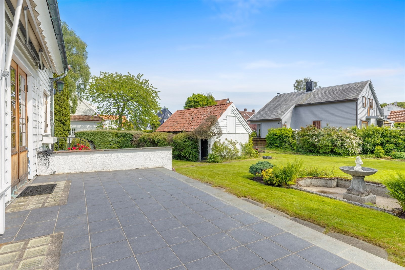 Fra uteplassen har du full oversikt over den store og usjenerte hagen. Galleribilde