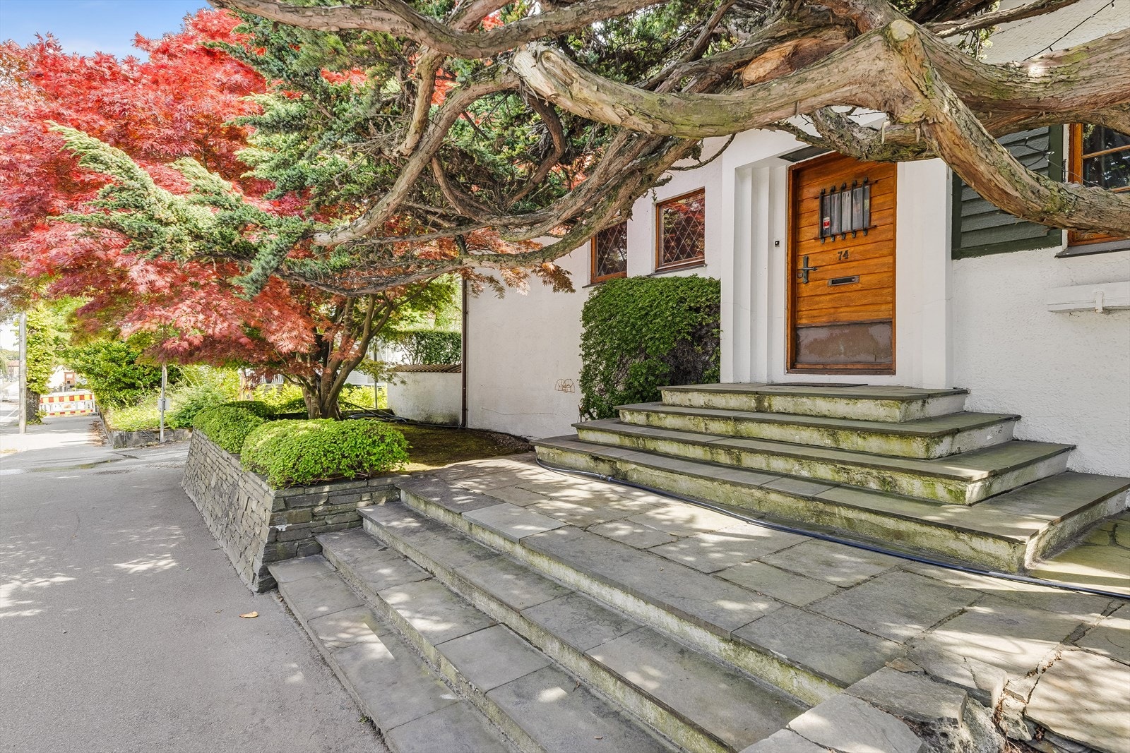 Et solid inngangsparti med trapp i murkonstruksjon og skifer ønsker velkommen. Galleribilde