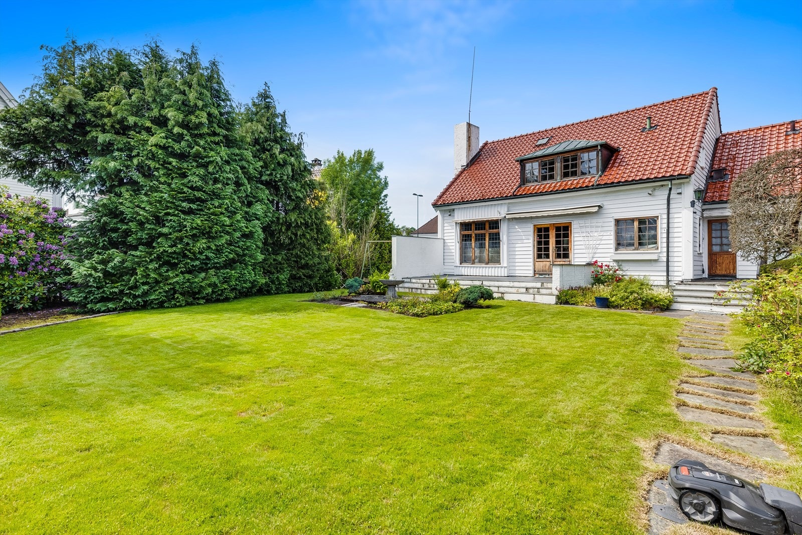 Boligen ligger pent plassert helt tilbaketrukket på tomten. Galleribilde