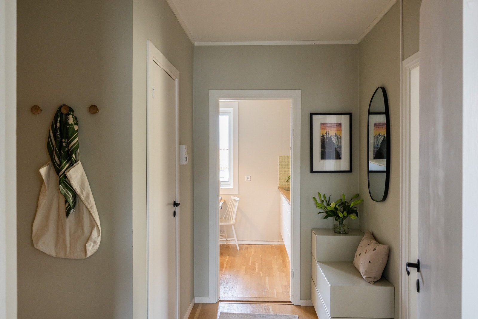 Da boligen er gjennomgående blir du møtt med et lyst og hyggelig inngangsparti. I 2024 ble vegger i entré oppgradert med nye gipsplater, i tillegg til at vegger og tak ble malt. Galleribilde