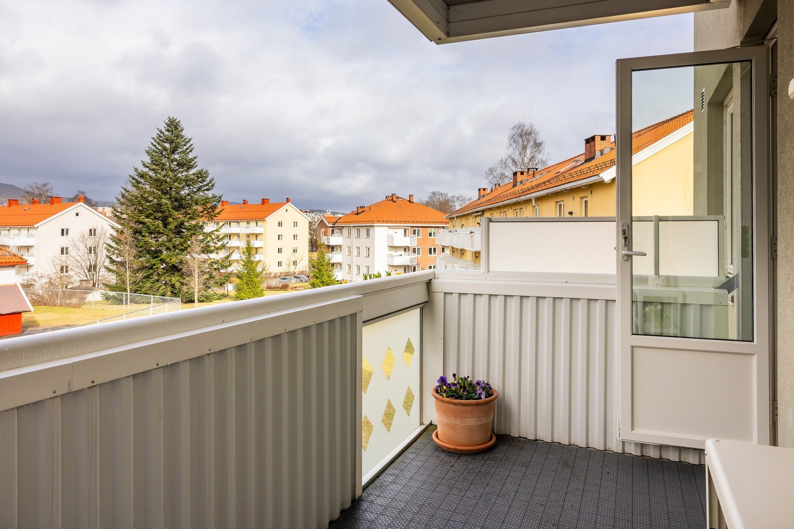 Utgang til nordvestvendt balkong på ca. 7 kvm, vendt mot parkareal. Balkongen har utelampe og stikkontakt. Galleribilde