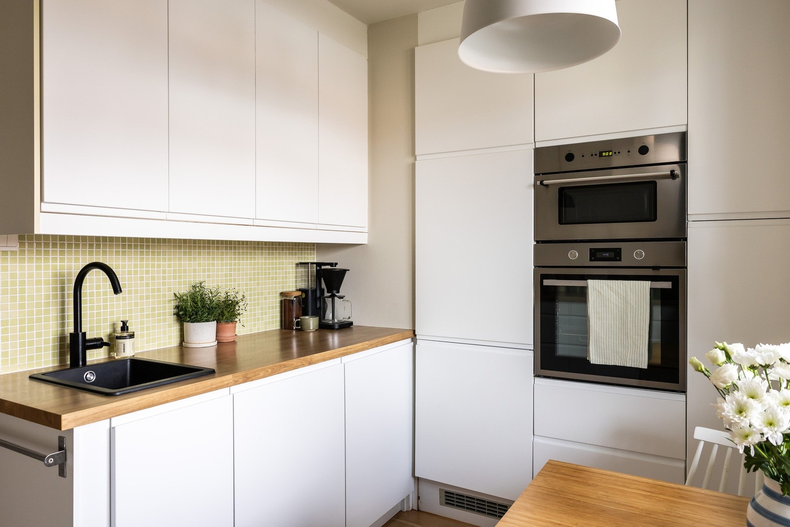 Kjøkkeninnredning med benkeplate i eik med nedfelt koketopp. Galleribilde