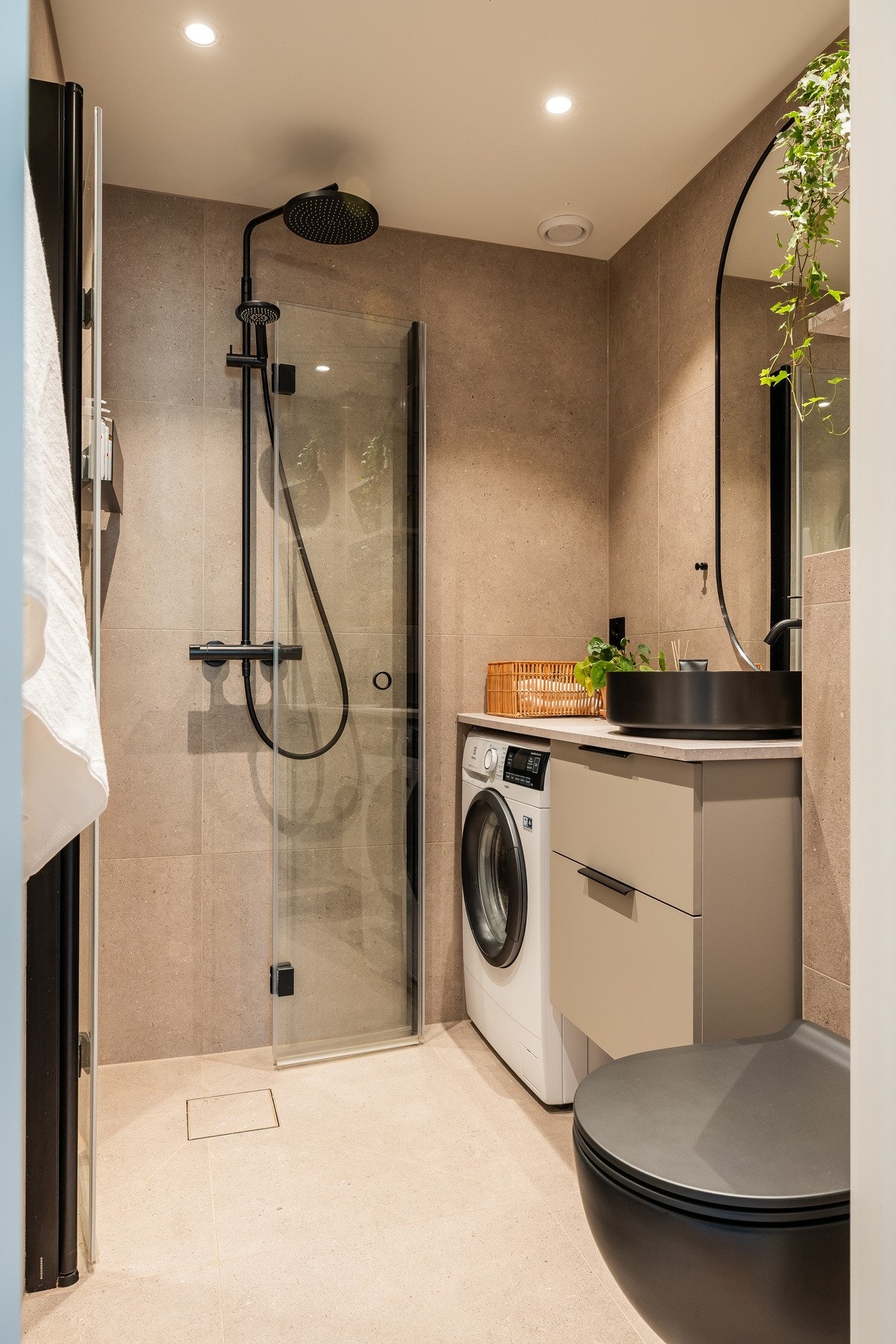 Nåværende eier har gjennomført omfattende oppussing av badet (2024), alt arbeid er utført av Martinsen Bad og Bolig AS, NM Rør AS og Elektro-Sivert Installasjon AS. Galleribilde