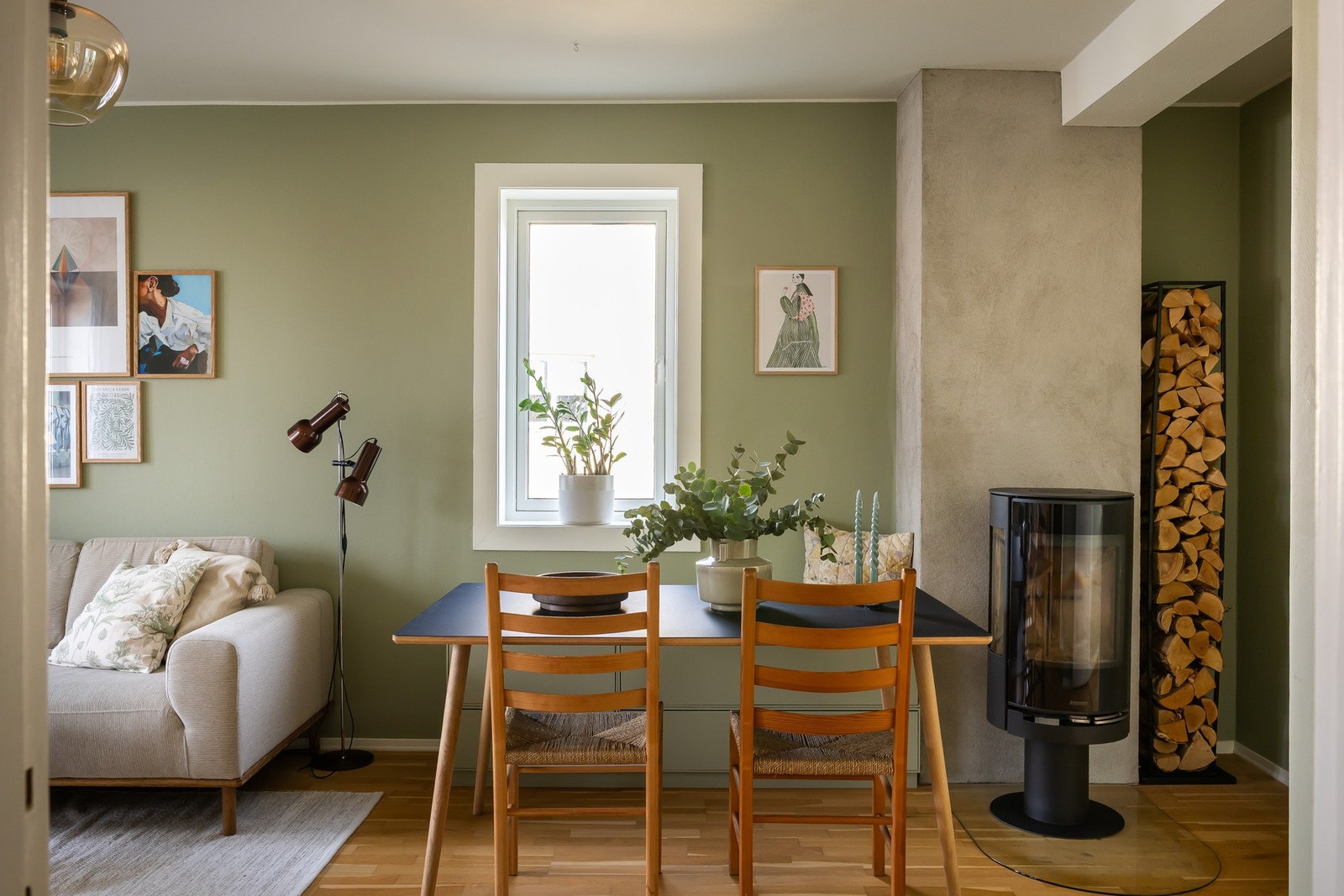 Vedovn i stue installert i forbindelse med rehabilitert pipeløp i brl. i 2023-2024. Galleribilde