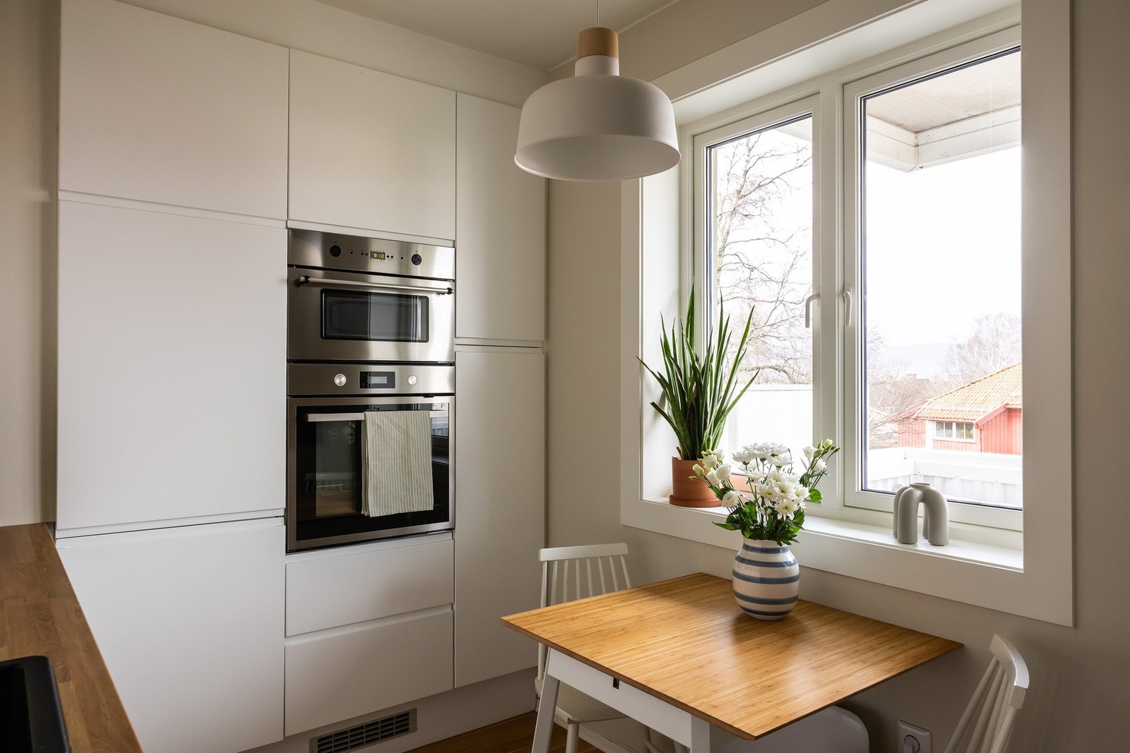 Integrerte hvitevarer består av oppvaskmaskin, stekeovn, koketopp, mikroovn og kjøl/frys. Galleribilde