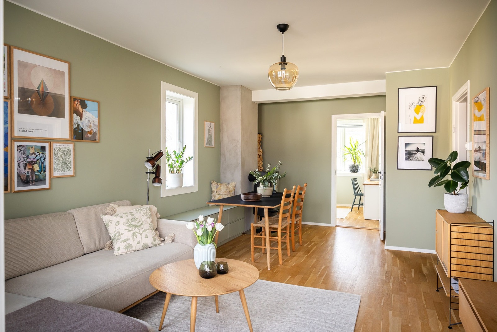 Med vinduer i tre himmelretninger har du gode lysforhold uten direkte innsyn. Galleribilde