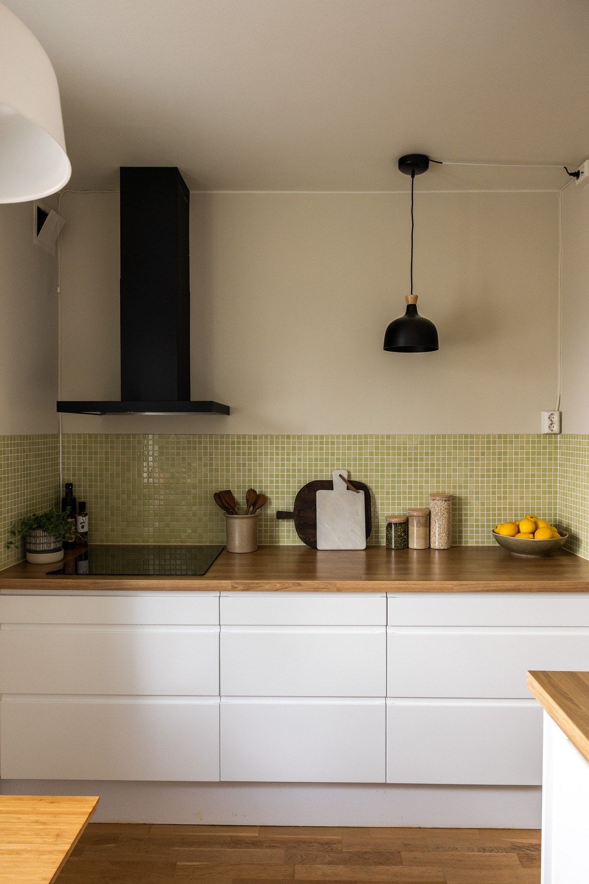 Kjøkkenet er ytterligere oppgradert i 2023-2024 med ny kullfiltervifte, ny vask og blandebatteri, waterguard og nye rør. Galleribilde