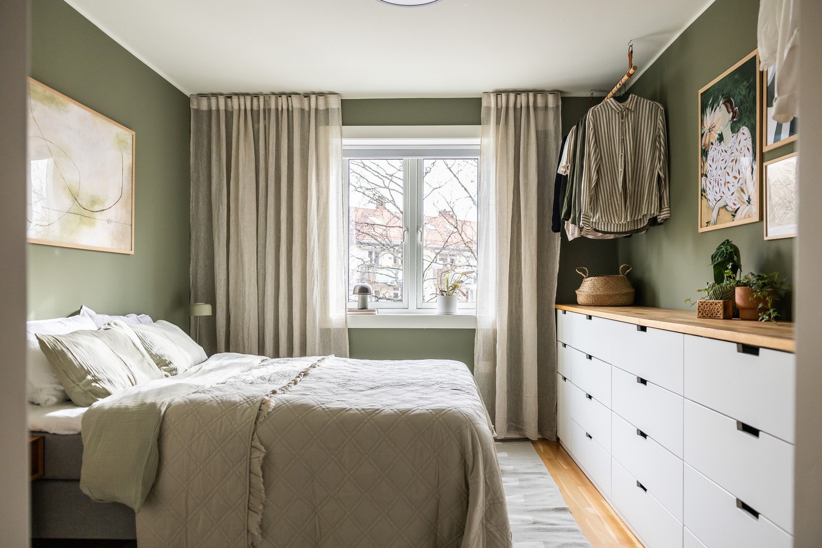 Hovedsoverommet har plass til dobbeltseng og garderobeløsning. Galleribilde