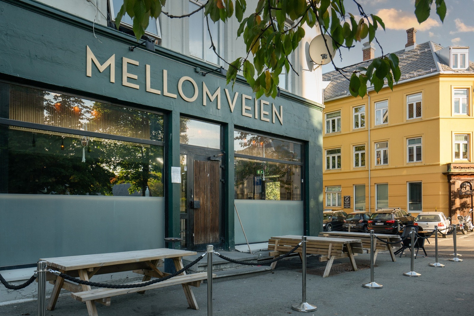 Puben i Mellomveien er en lokal nabolagspub på Lademoen i Trondheim. Stedet drives som en klassisk bydelspub med fokus på enkel servering og sosialt samvær Galleribilde
