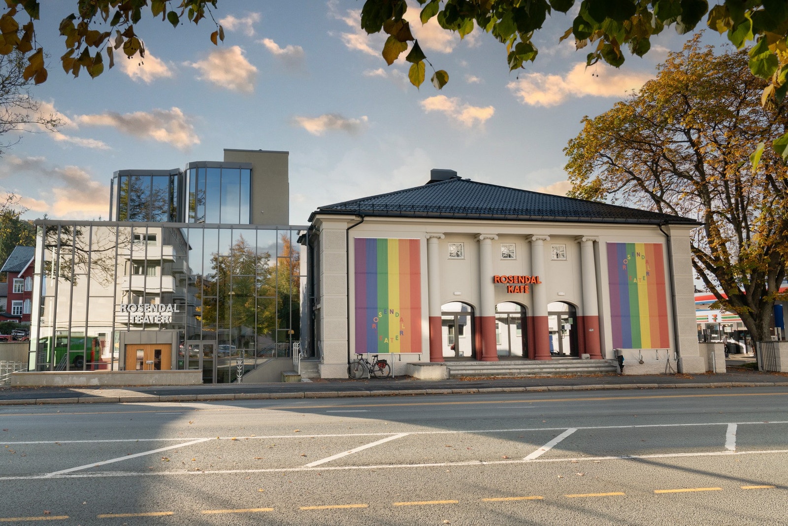 Det finnes en rekke service - og rekreasjonsmuligheter i nærområdet. Oppgraderingen av Innherredsveien har også bidratt til å styrke nærmiljøet og øke aktiviteten i området. Galleribilde