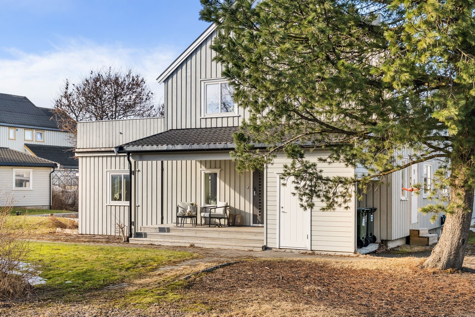 Etter å ha hentet de minste i barnehage og på skole parkerer man enkelt i carporten. Her kommer man hjem til en romslig familiebolig over fire plan, med mulighet for utleie i kjeller. Galleribilde