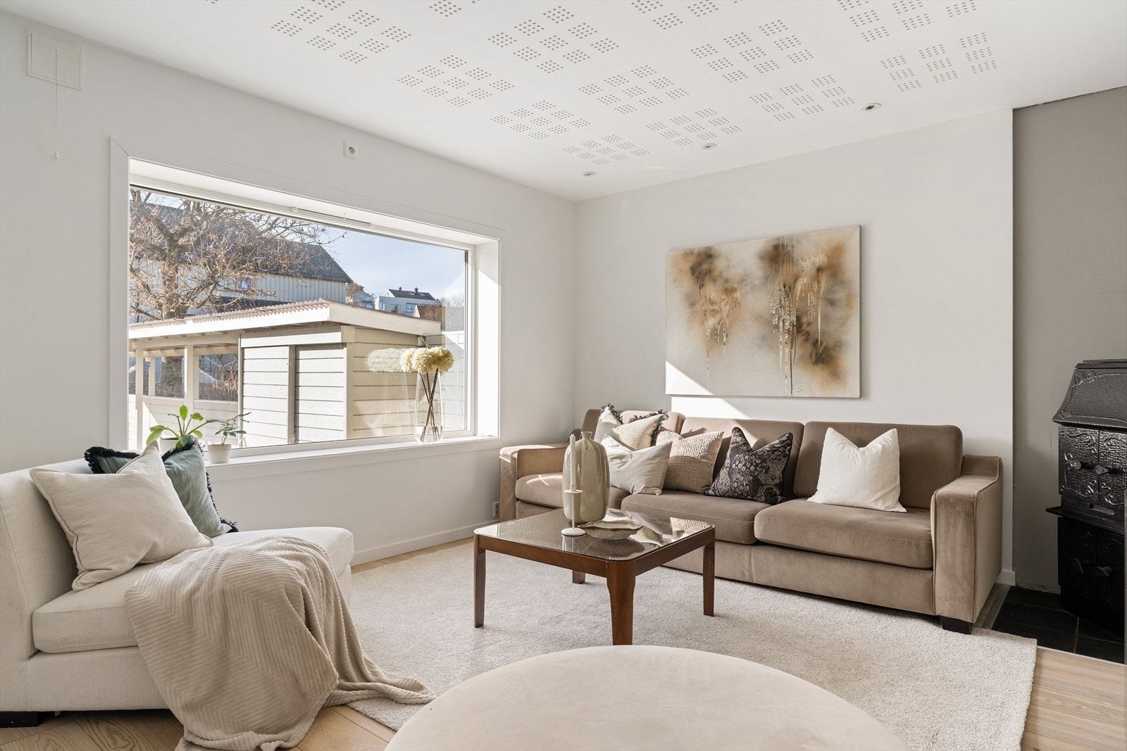 Stuen skal være et rom hvor man kan senke skuldrene og slappe av etter en hektisk hverdag. Den romslige størrelsen gir gode muligheter for å innrede slik en ønsker selv, og de store vindusflatene sørger for at det er godt med lysinnslipp i boligen. Galleribilde