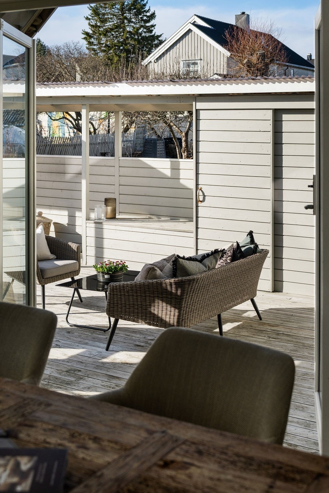 Fra spisestuen har man store dobbeldører som forlenger stuen på sommerstid. Galleribilde