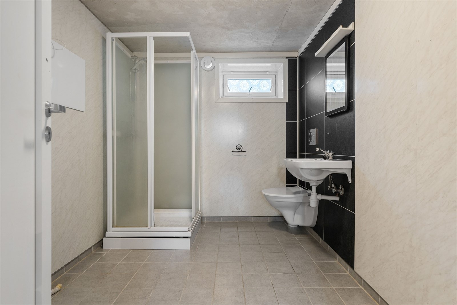 Badet er utstyrt med flislagt gulv og gulvvarme, samt opplegg for vaskemaskin. VVB fra 2015. Badet er gitt
TG3 av takstmann på bakgrunn av manglende utførelse vedrørende rommets tettesjikt. Det er ikke målt fuktutslag. Galleribilde