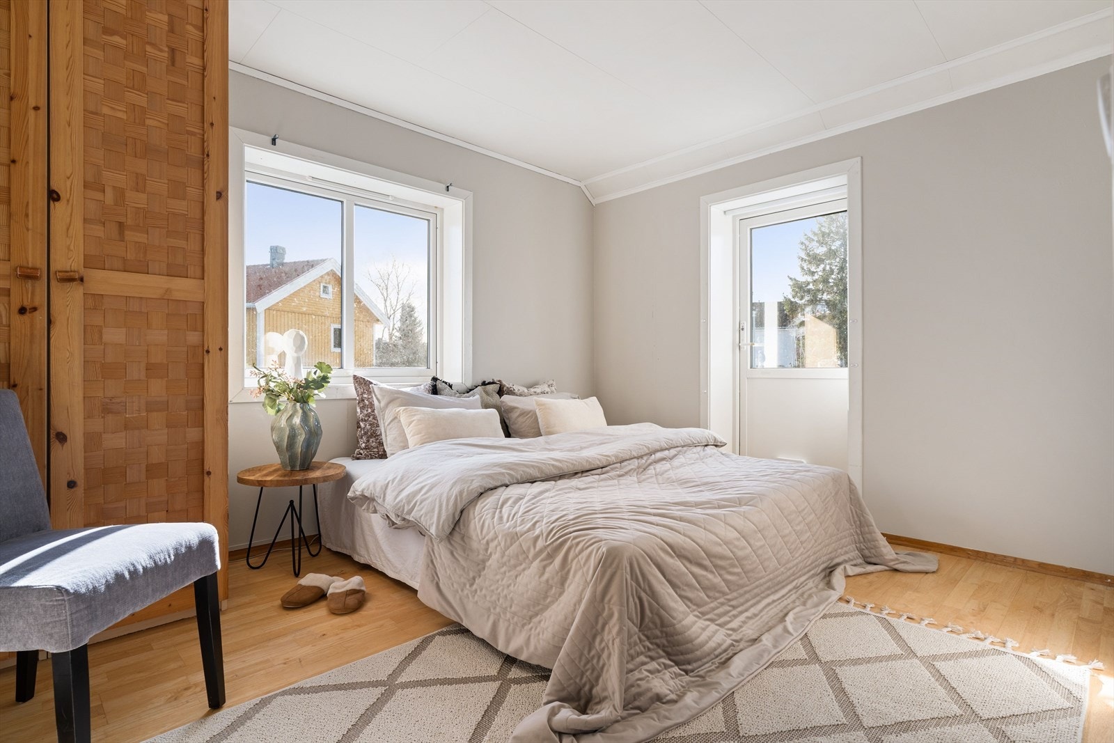 Det tredje soverommet er målt til 11,1 kvm. Her får man et stort og lyst soverom med egen utgang til takterrassen. Galleribilde