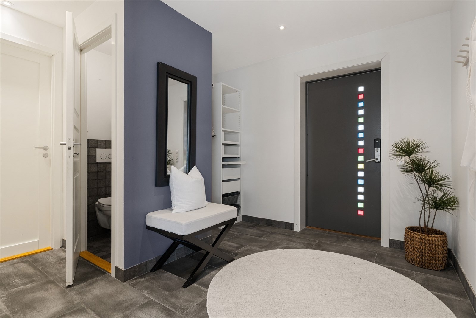 Velkommen inn! Her tar boligen deg imot med en stor flislagt gang, med praktisk gulvvarme og eget toalettrom (bygget i 2013). Galleribilde