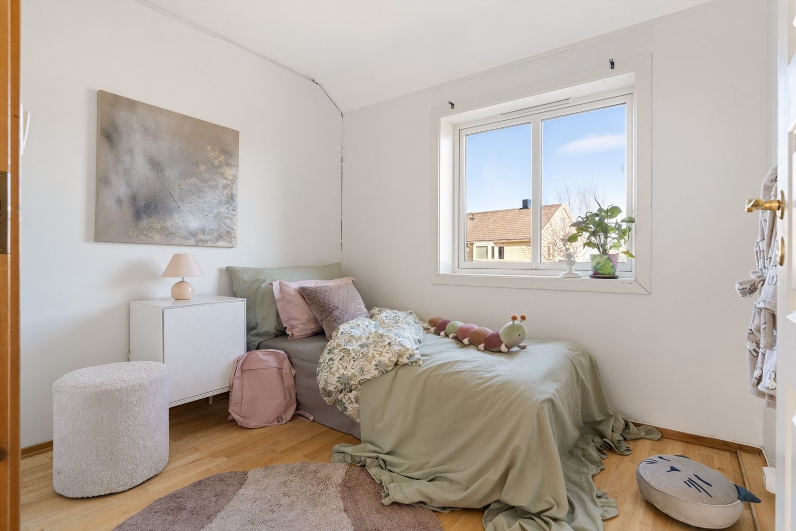 Vi ønsker alle en god natt søvn, og en optimal størrelse med plass til en god dobbelseng og andre nødvendige møbler.
Det første soverommet er målt til 6,9 kvm og vender mot nordøst. Et perfekt soverom for de minste. Galleribilde