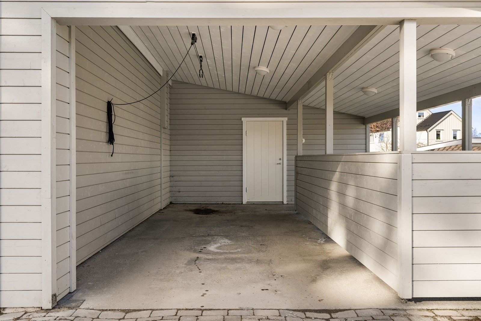 I 2015 ble den også satt opp en ny carport med en romslig sportsbod i bakkant. Galleribilde