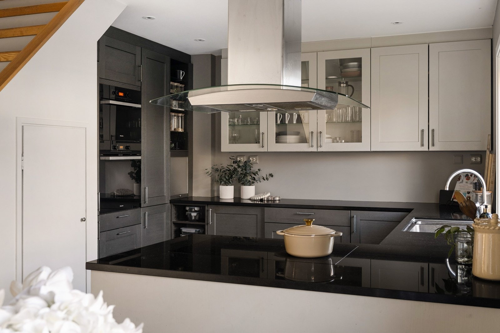 Her får du et skreddersydd kjøkken med Miele hvitevarer som bl.a. integrert stekeovn, kombidampovn, oppvaskmaskin og platetopp med ventilasjon fra Røroshetta. Galleribilde