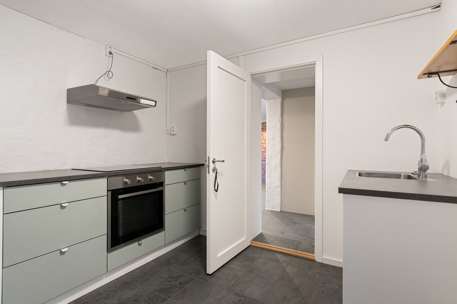 Kjøkkenet ble satt inn i 2024 og er utstyrt med frittstående kjøleskap, integrert ovn, platetopp og nedfelt vask. Viften er utstyrt med kullfilter. Galleribilde