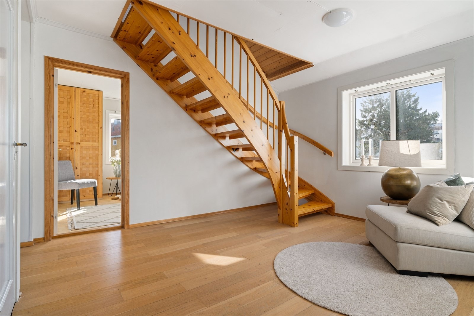 Etter å ha tatt trappene opp til andre etasje blir man møtt av en åpen og lys stue på ca. 13,8 kvm. Etasjen ble bygd på i 2007 med tre soverom, ny loftstrapp og ombygging av badet. Galleribilde
