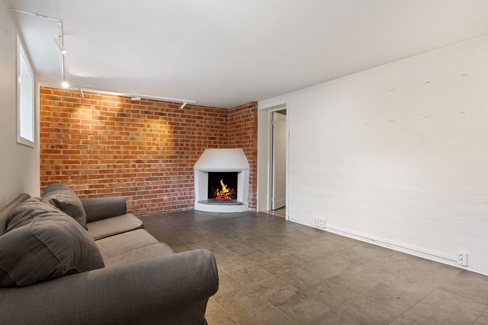 Romslig stue på 19,4 kvm. Hele etasjen er utstyrt med varmekabler i gulv og hvert rom har hvert sitt termostat. Galleribilde