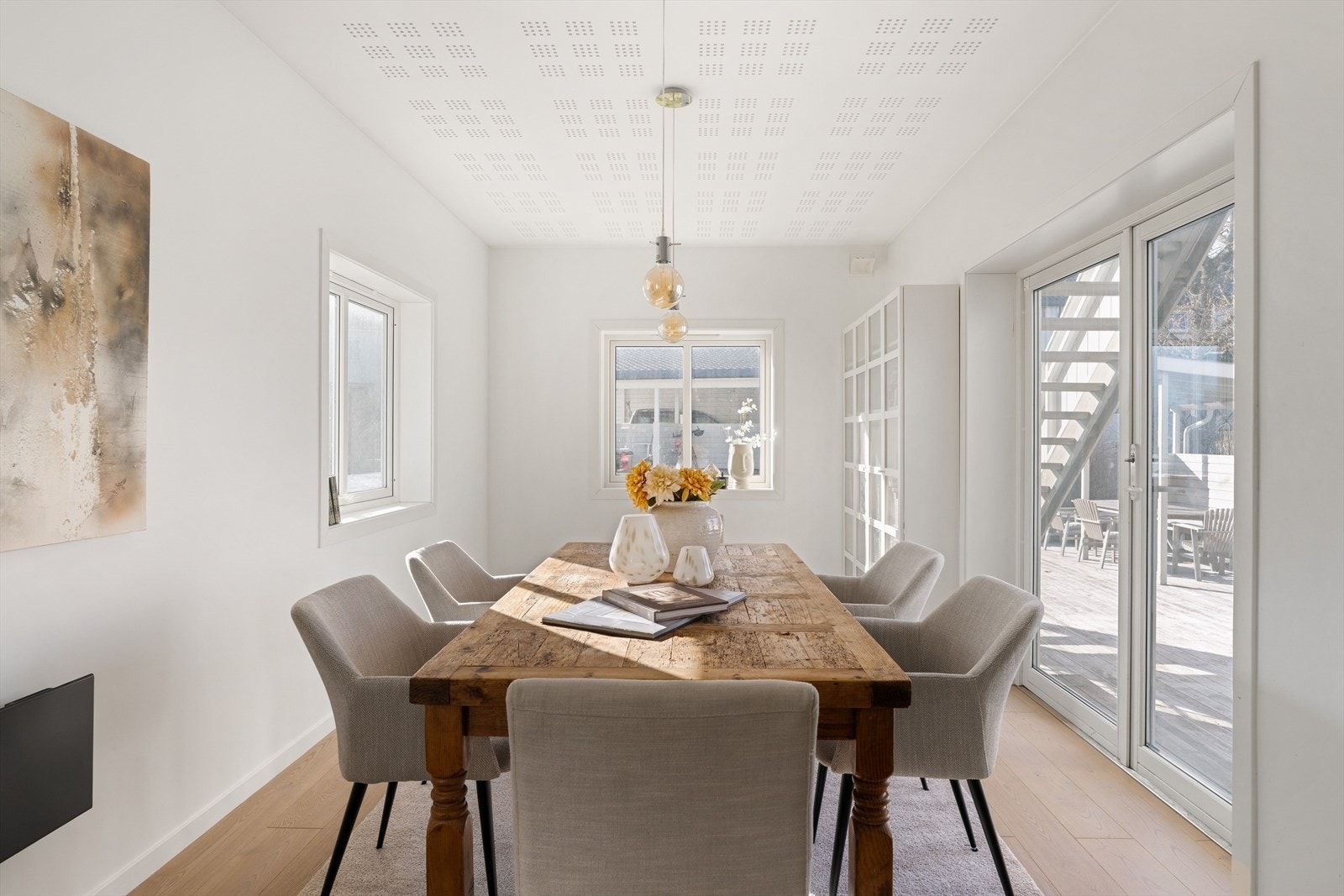 Spisestuen er målt til ca. 18,7 kvm. Stuen ble bygd om med takterrasse i 2014-2015, hvor det ble gjort omfattende moderniseringsarbeider. Fra 2014 og til nå er det bl.a. byttet kledning, isolasjon, vinduer og dører mm. Galleribilde