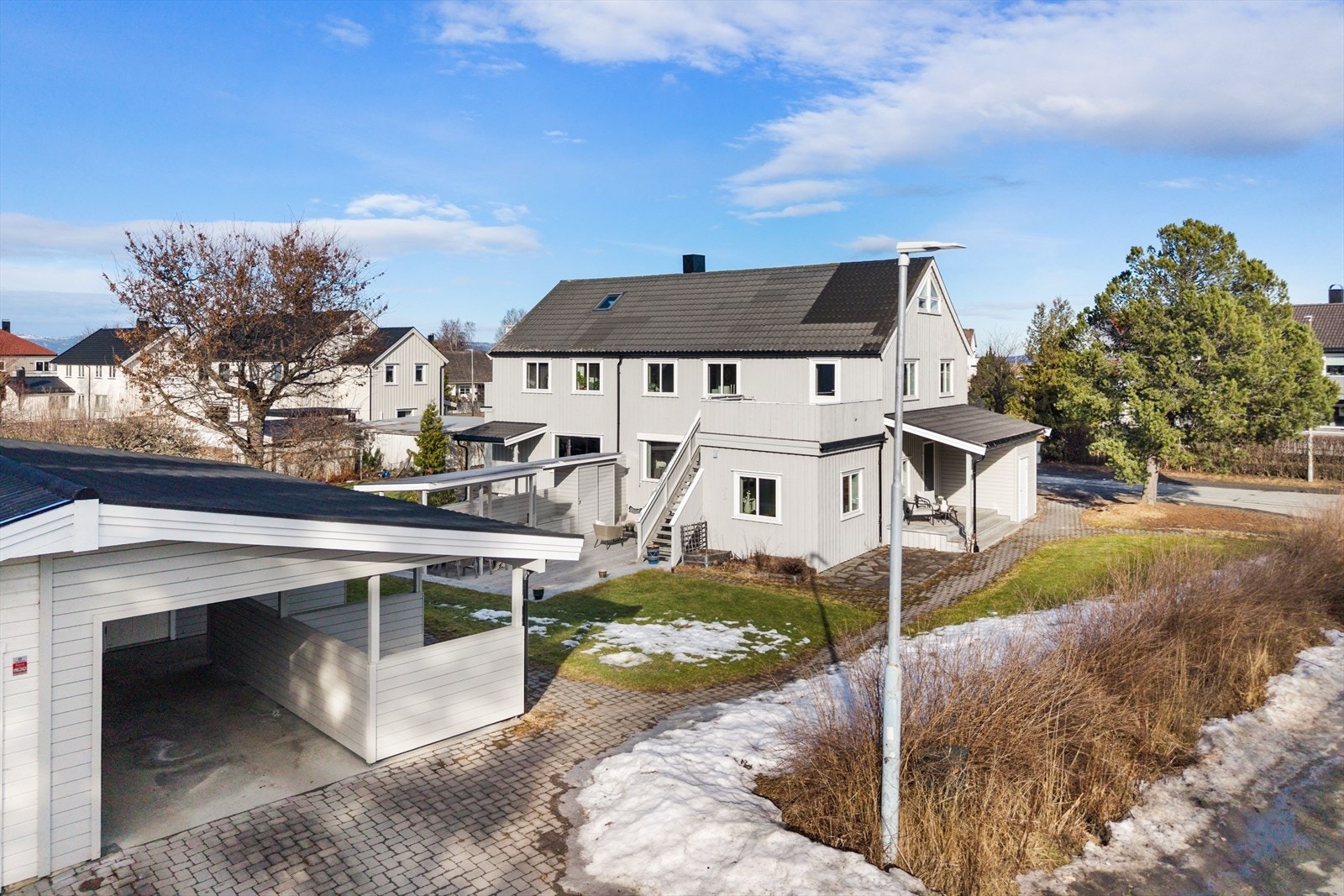 Tomten er på ca. 937 kvm og er pent opparbeidet med hellegang, grøntarealer og diverse prydbusker/beplantning som ble renovert i 2015. Galleribilde