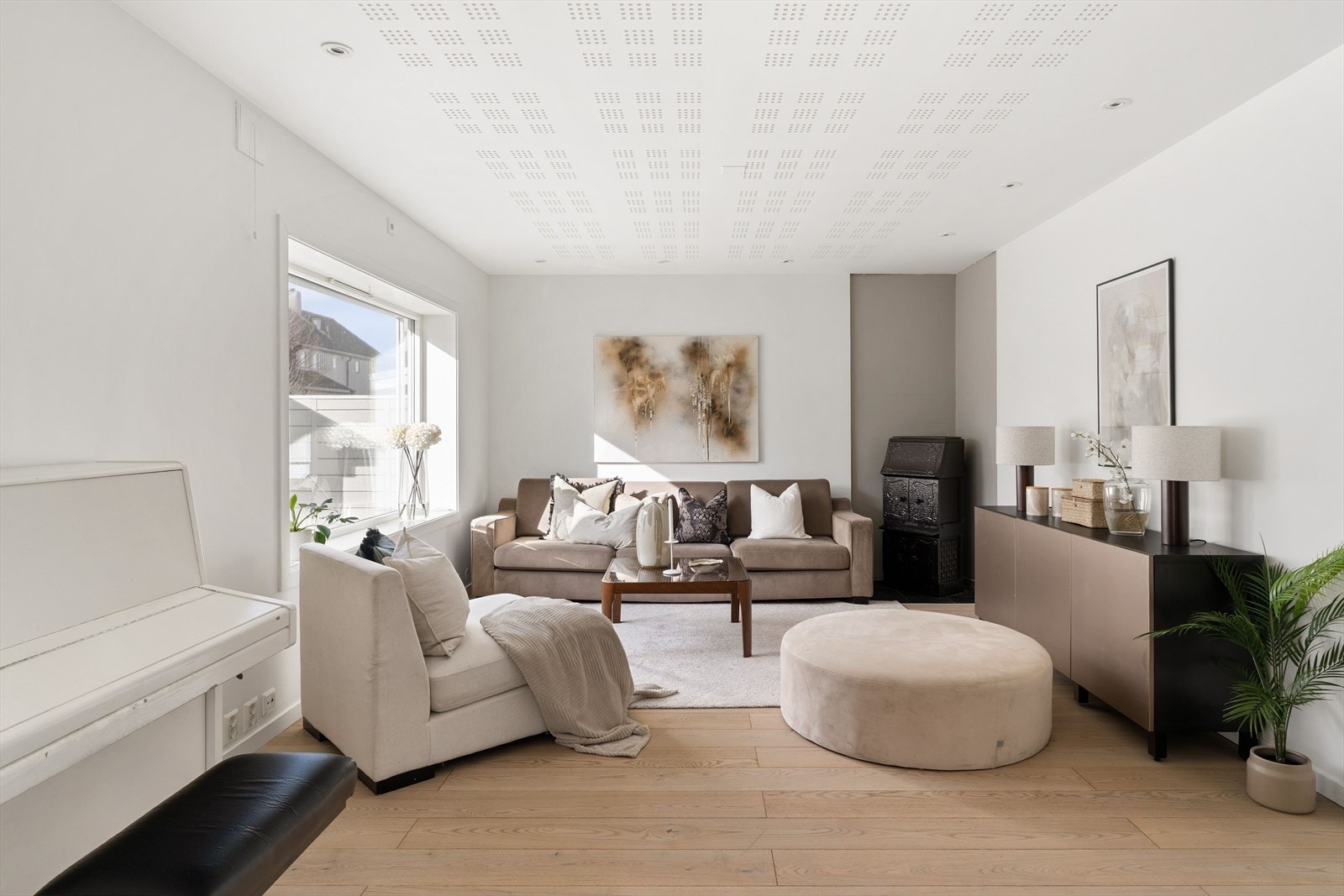 Romslig stue på ca. 21,8 kvm. Stuen er nylig malt i lyse farger, og i 2014 fikk rommene et solid løft med 1-stavs parkett fra Brechan Parkettstudio og spotbelysning i tak. Galleribilde