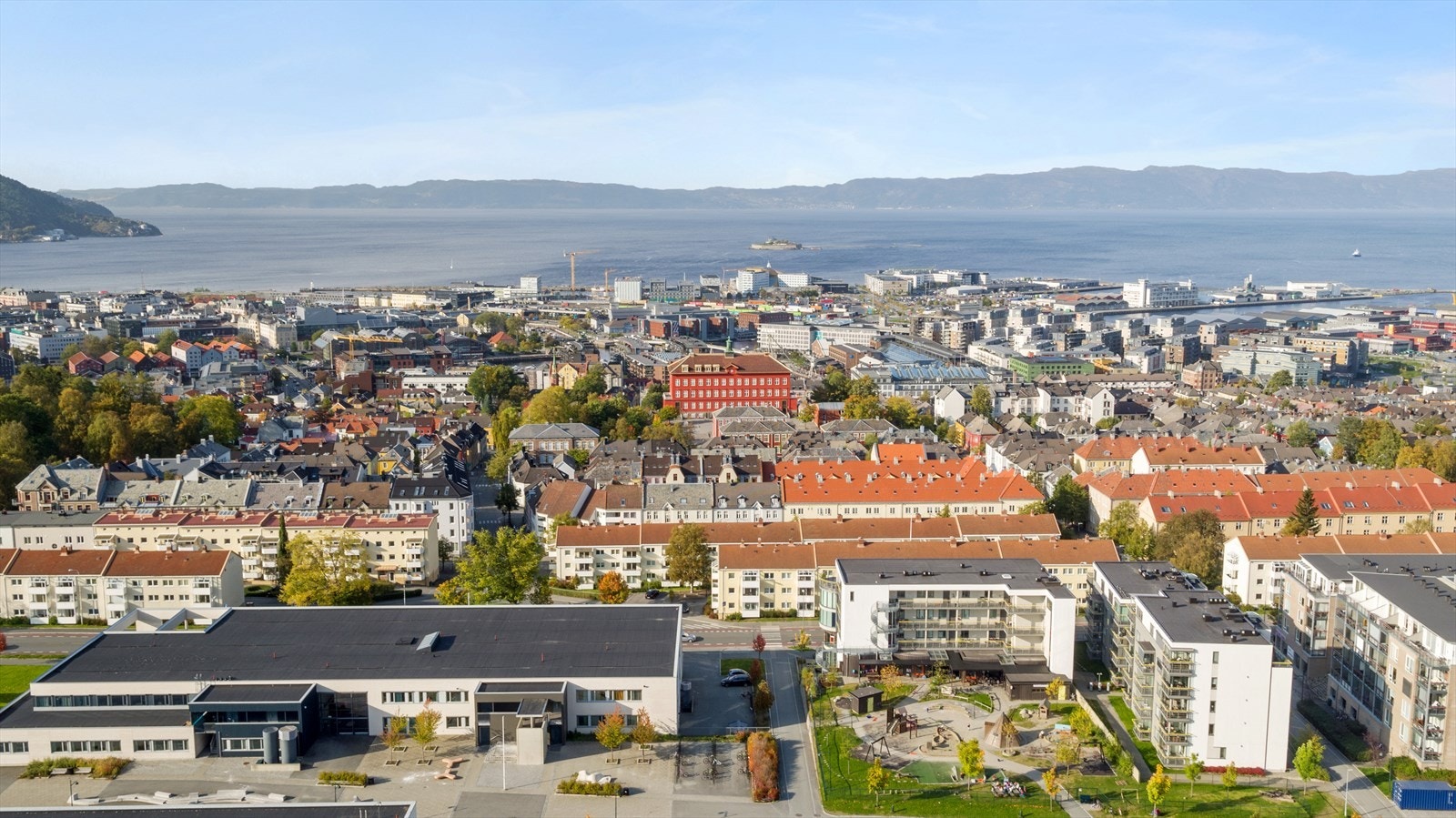 For ungdomsskoleelever, er boligen tilhørende Rosenborg skole for trinn 8.-10. Boligen har en flott beliggenhet i forhold til Trondheims studiesteder for høyere utdanning. Kort avstand til NTNU Gløshaugen/Dragvoll/Rotvoll samt institutt for marinteknikk. Galleribilde