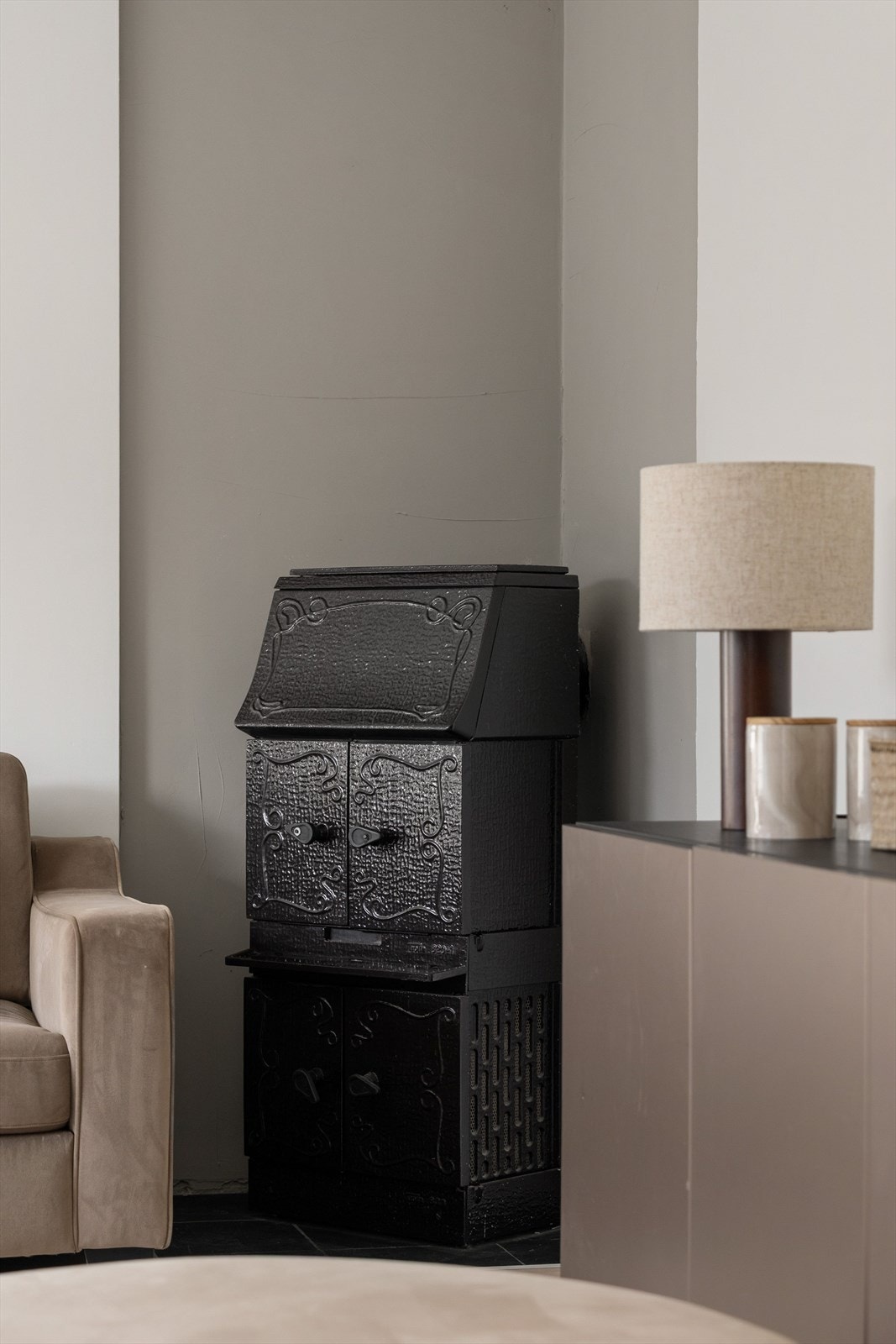 Boligen blir primært oppvarmet ved bruk av gulvvarme og panelovner. Parafinovnen (Trolla 820-1) har blitt benyttet til vedfyring og bidrar til en lun og god innetemperatur. Det er gitt anbefaling om bytte av peis og sette inn stålrør i pipe av feiervesen. Galleribilde