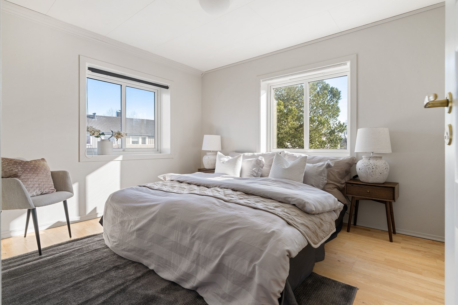 Soverommet er en del av påbygget fra 2007 og er målt til 10,5 kvm. Et romslig og godt soverom med god plass til ønsket møblement. Alle soverom i andre etasje har blitt malt i 2026. Galleribilde