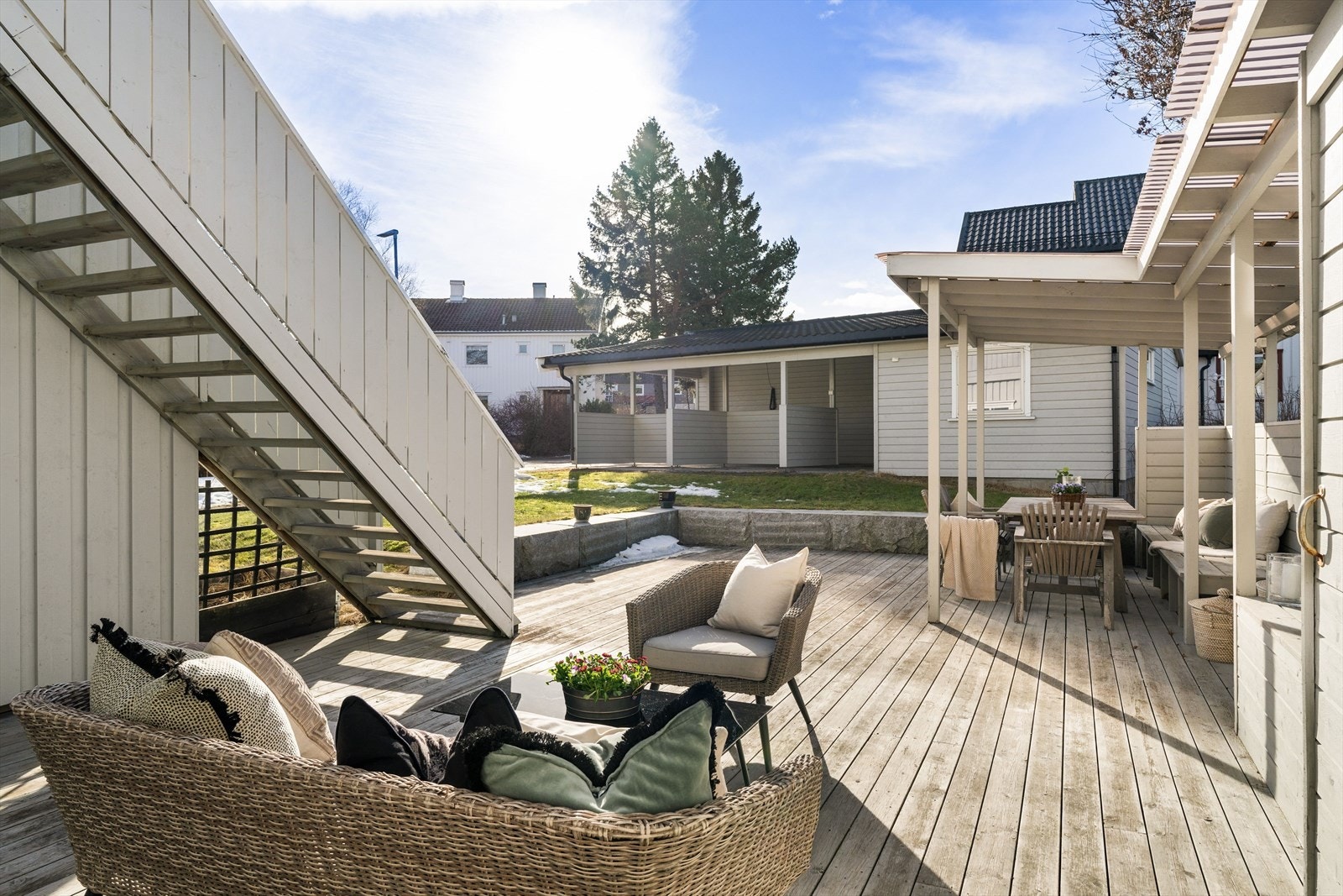 Tomannsboligen har to solrike uteplasser, flere soner for avslapning og middagsselskap, samt lek for de minste i hagen. Galleribilde