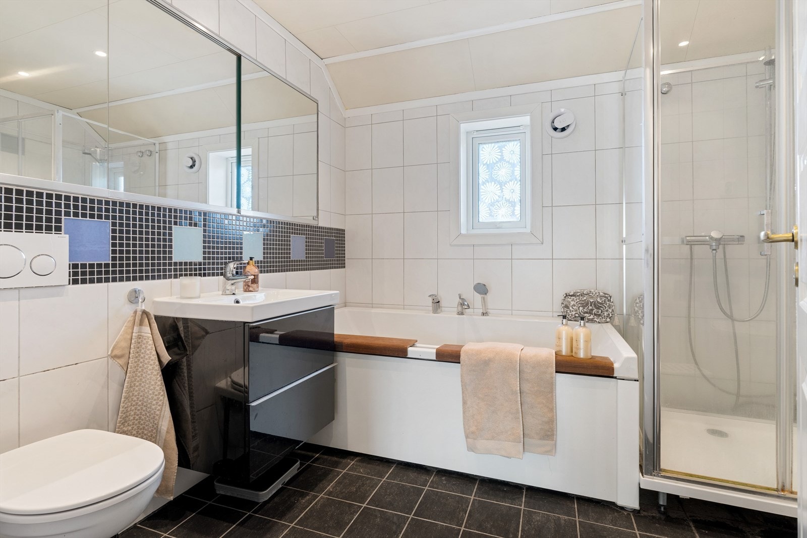 I 2007 ble badet utvidet og måler nå ca. 6,7 kvm. Med deilig gulvvarme og badekar er det enkelt å få spafølelsen hjemme! Badet har opplegg for vaskemaskin og tørketrommel. Galleribilde