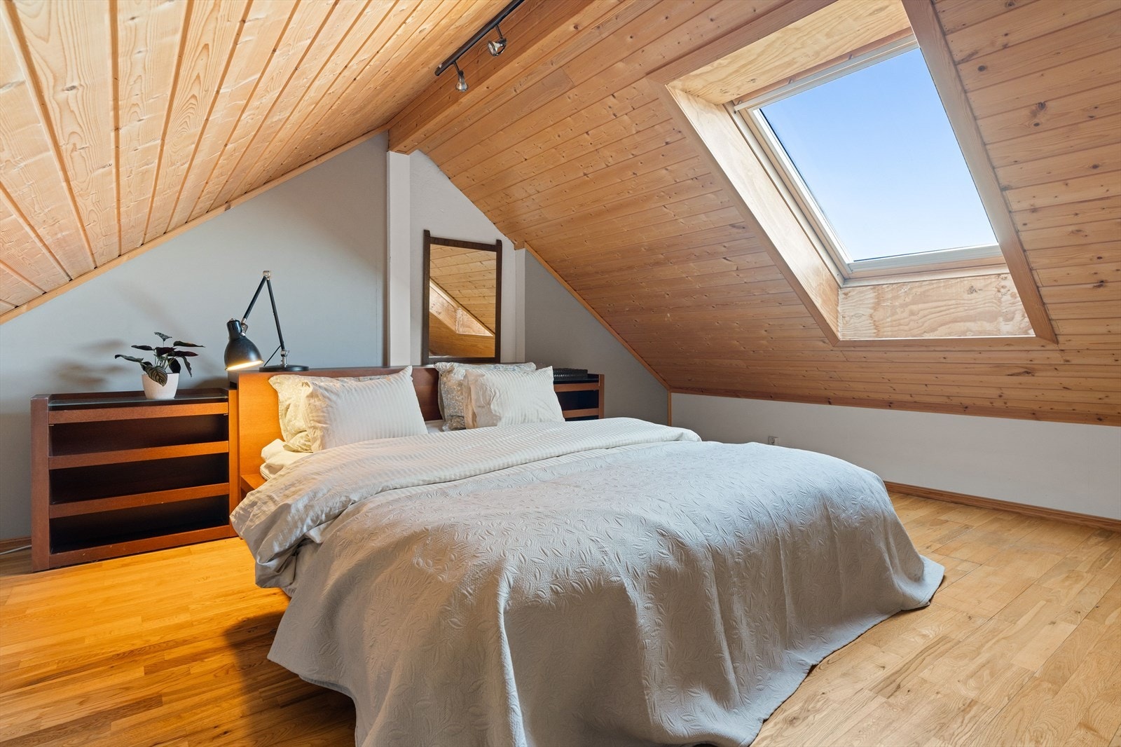 Soverommet er på 11 kvm. Et praktisk soverom med god plass og adskilt fra de øvrige soverommene. Galleribilde