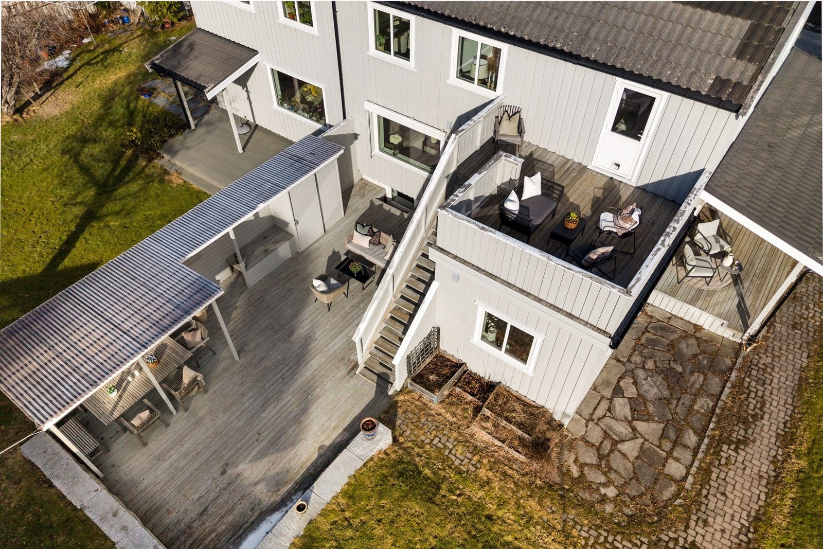 Tomannsboligen har 63 kvm med terrasse og 16 kvm med takterrasse hvor man kan samle familie og venner. Boligen er vendt strategisk i forhold til solgangen, og her vil man oppleve å ha sola store deler av dagen. Galleribilde