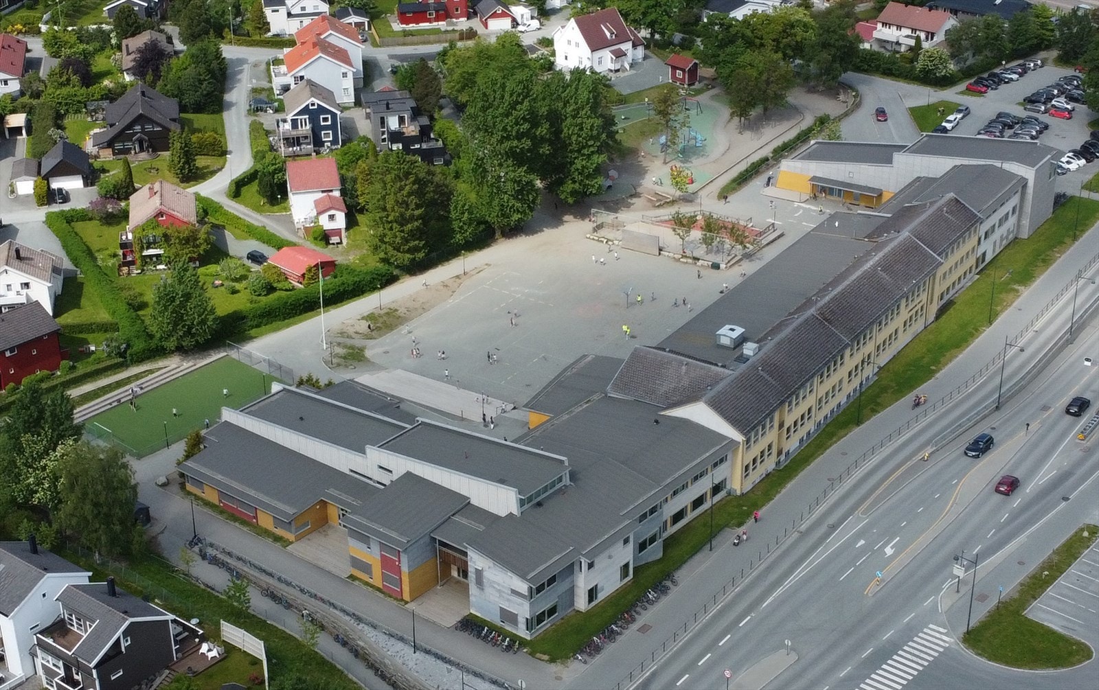 Boligen sogner til Strindheim barneskole. Beliggenheten er svært sentral og lettvint med gåavstand til skolen. De minste kan gå til og fra skolen alene, da det er trygg skolevei. Barneskolen har tilknyttet SFO-ordning. Galleribilde