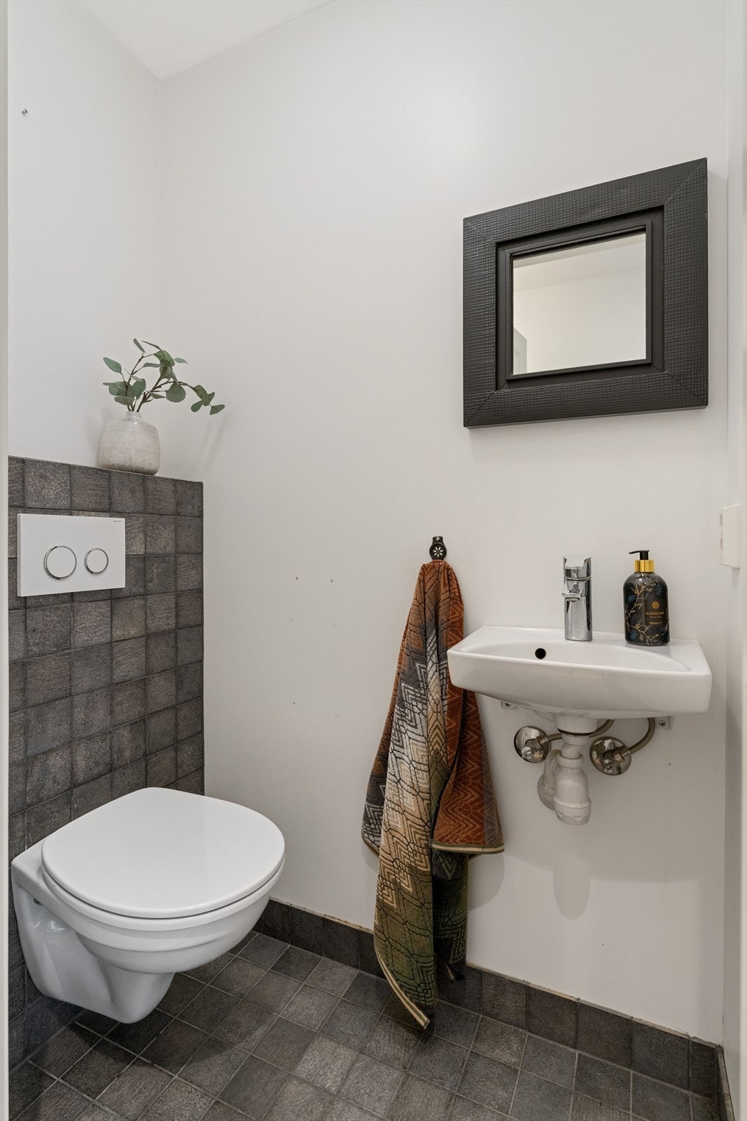 Toalettrom i tilknytning til entré. Galleribilde