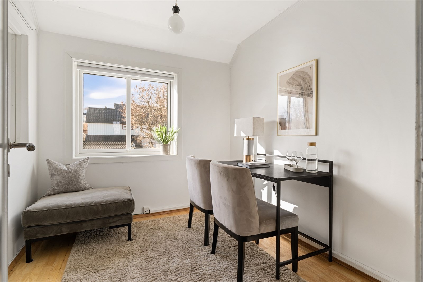 Hjemmekontor har blitt en stor del av manges hverdag. Kontoret på 6,8 kvm har tidligere vært benyttet som et fullverdig soverom, og kan med enkle grep gjøres om til et fullt brukbart fjerde soverom i 2. etasje. Galleribilde