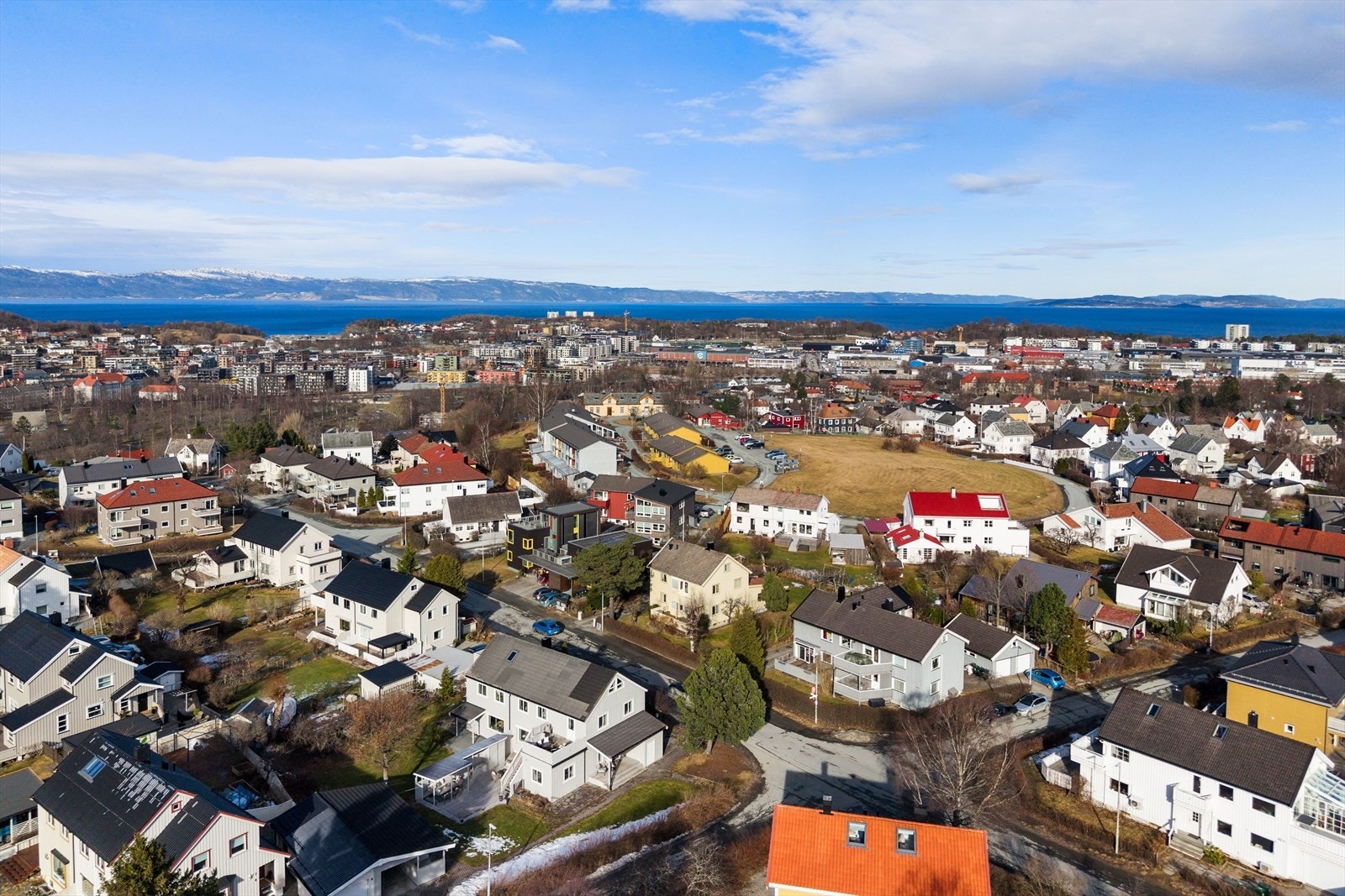 Boligen har en superfin beliggenhet i et av byens mest attraktive boligområder. Persaunet er kjent for sine store familieboliger med romslige tomter og rikelig med grøntarealer. Galleribilde