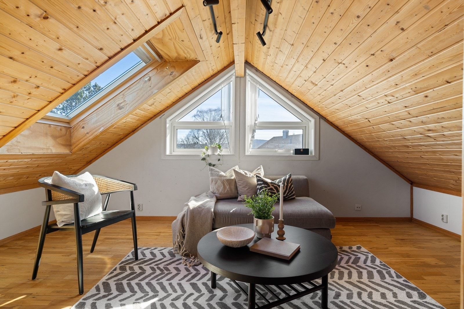 Loftsrommet på 7,5 kvm er tidligere benyttet som et kontor. Her er det mange muligheter og dersom behovet er der, så har man mulighet til å innrede boligen med 7 soverom, inkludert soverommet i kjelleretasjen. Galleribilde