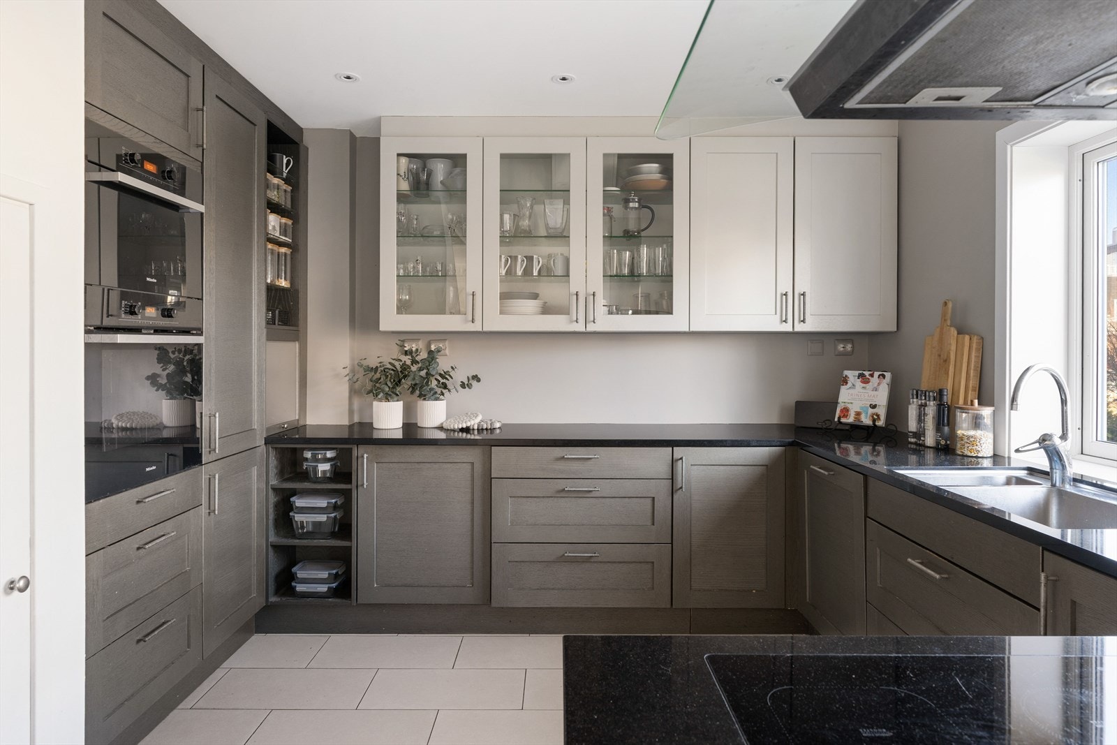 Den praktiske utformingen på kjøkkenet gir en godt med albuerom når en forbereder et måltid. Kjøkkenet er gjennomtenkt, med stor benkeplate og mye oppbevaring i skap og skuffer. Galleribilde