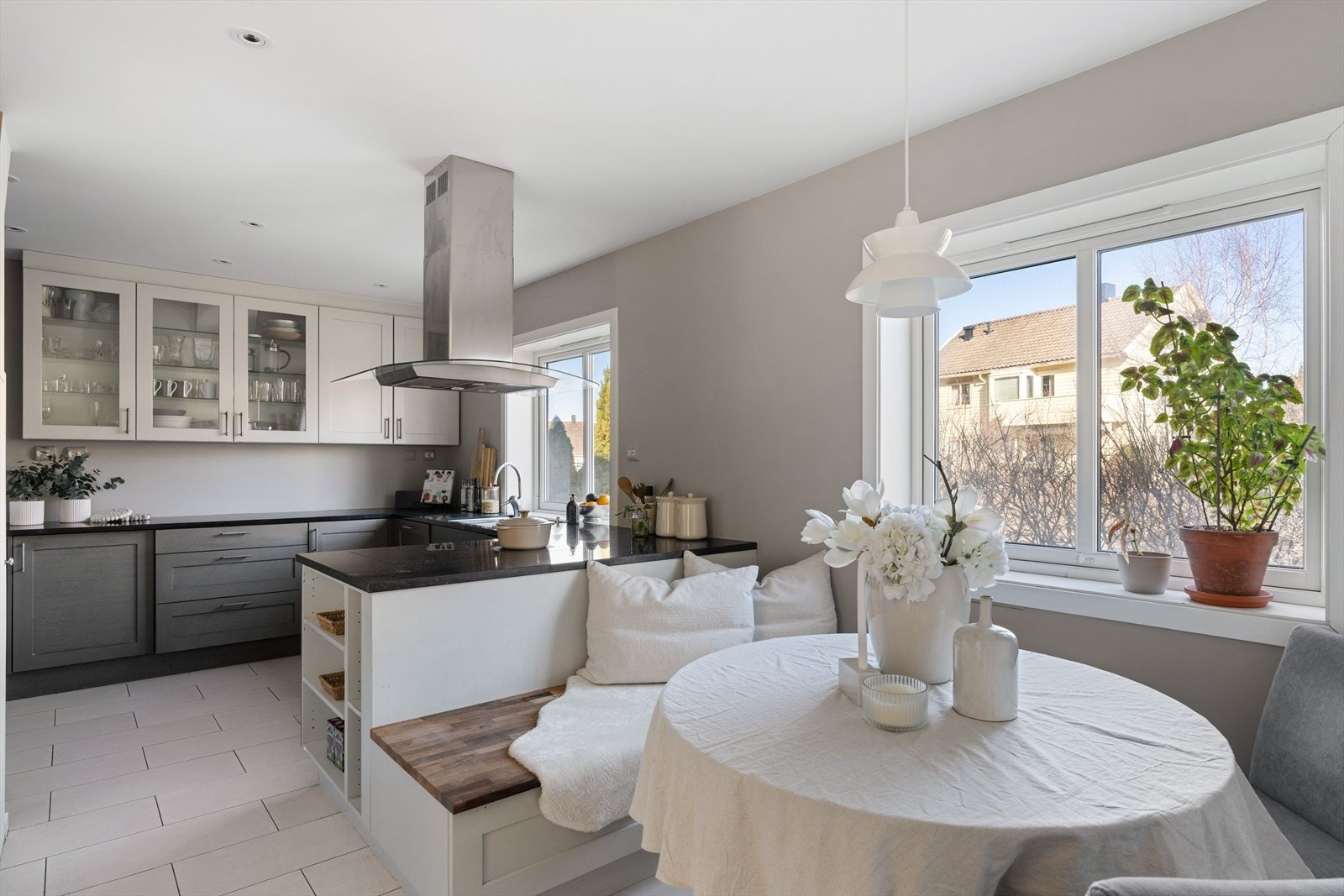 I 2013 ble det satt inn nytt Huseby kjøkken med kvalitetshvitevarer fra Miele, benkeplate i sten og fronter i eik. Galleribilde