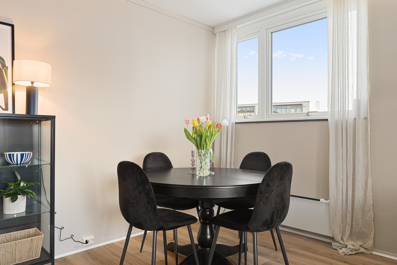 Spisebord og sittegruppe får en naturlig plassering i rommet, og danner et hyggelig samlingspunkt for sosiale sammenkomster med venner og familie. Galleribilde