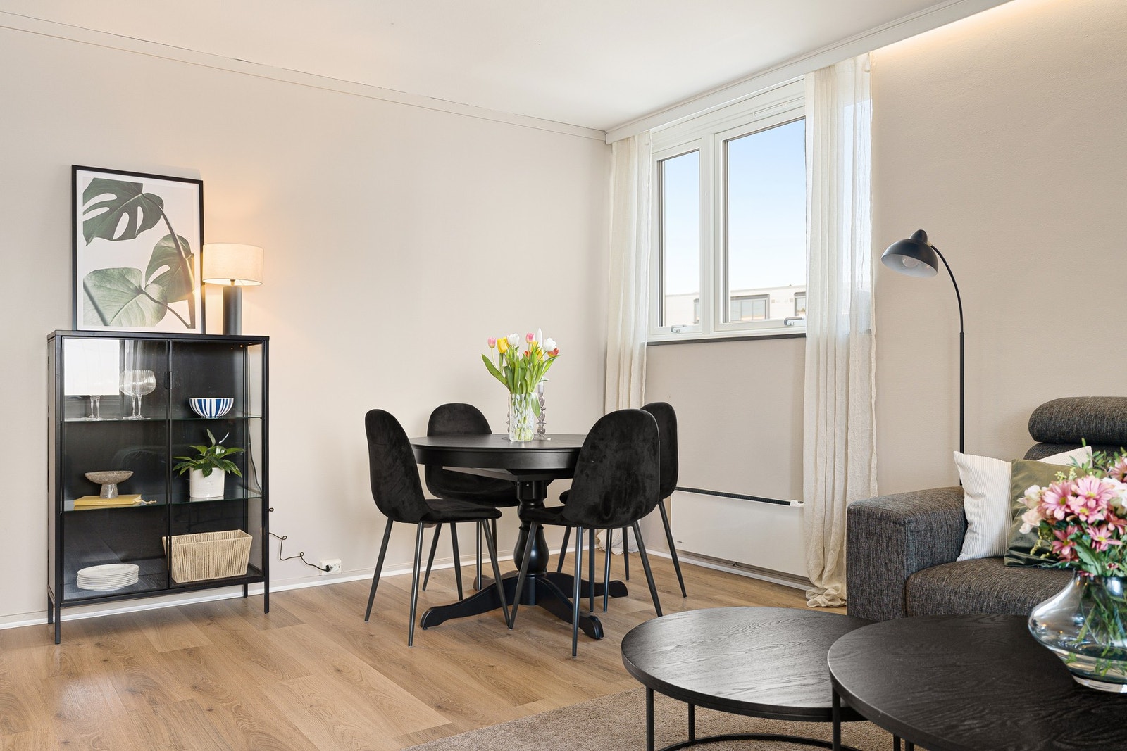 Leiligheten har store vindusflater som slipper inn rikelig med naturlig lys. Galleribilde