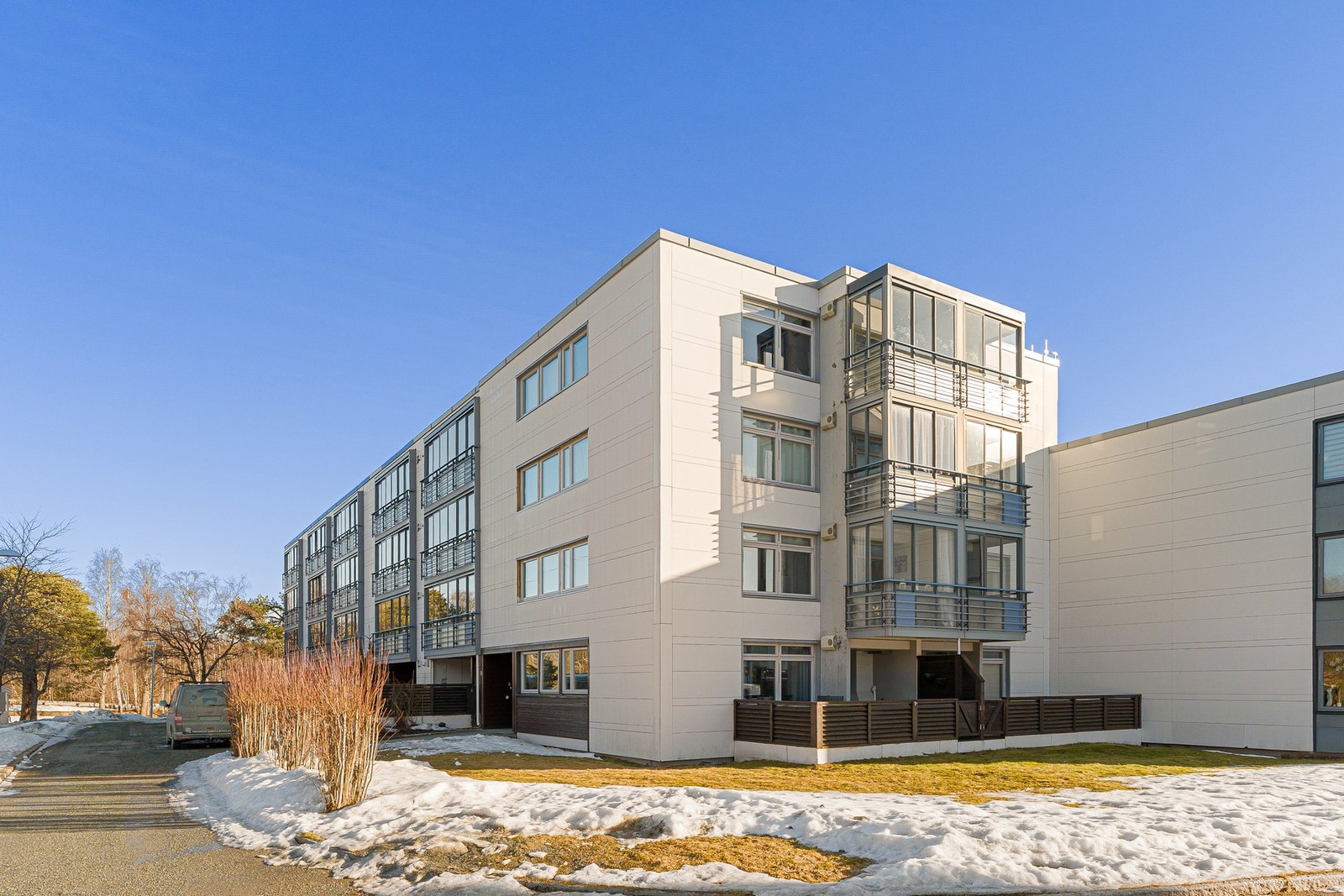 Leiligheten ligger i et rolig og etablert boligområde på Kolstad. Meget barnevennlig område med lite trafikk og lekeplasser for barn i gatetun. Galleribilde