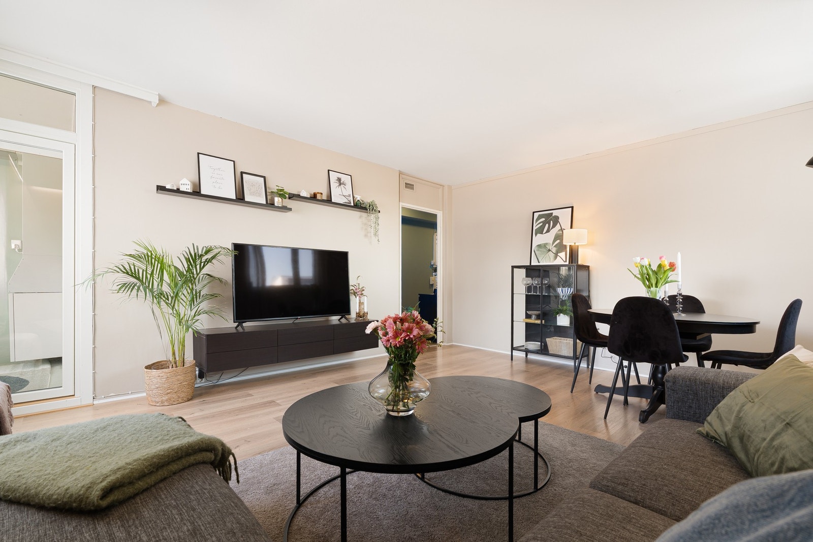 Gjennomgående moderne og rolige fargetoner gir boligen et helhetlig og tidløst uttrykk. Galleribilde